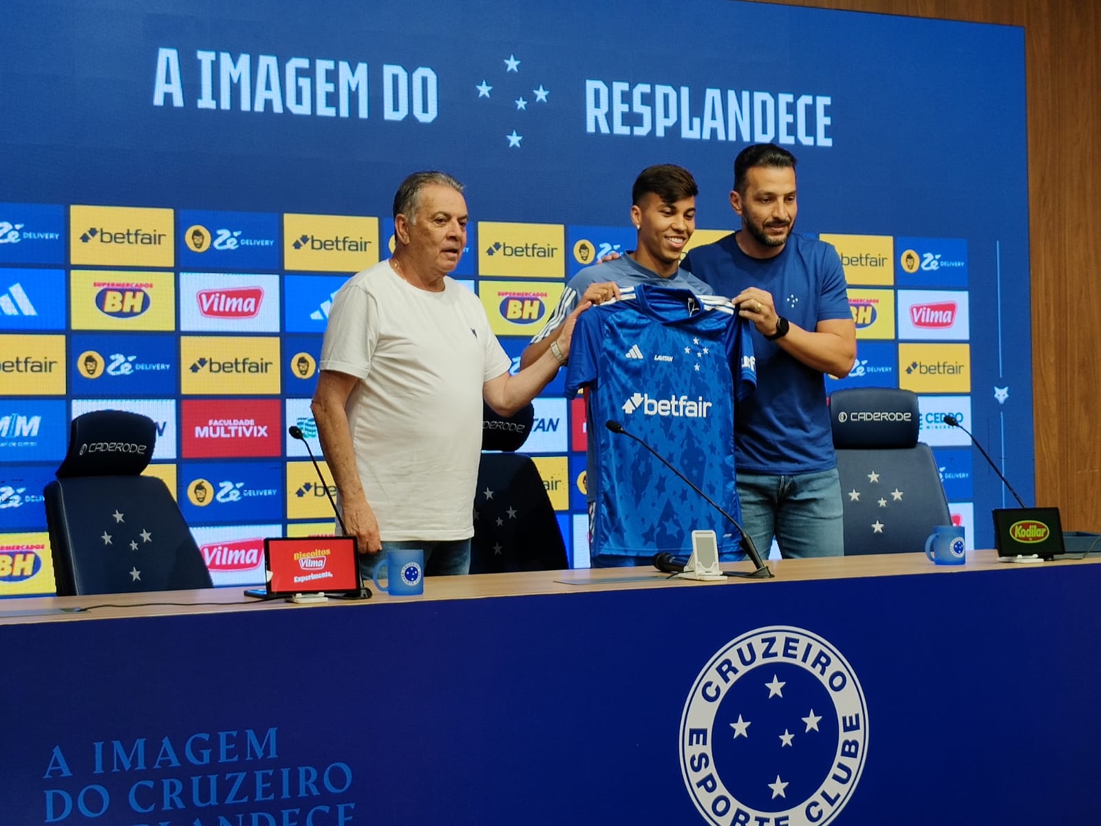 Kaio Jorge ao lado dos dirigentes Paulo Pelaipe e Edu Dracena