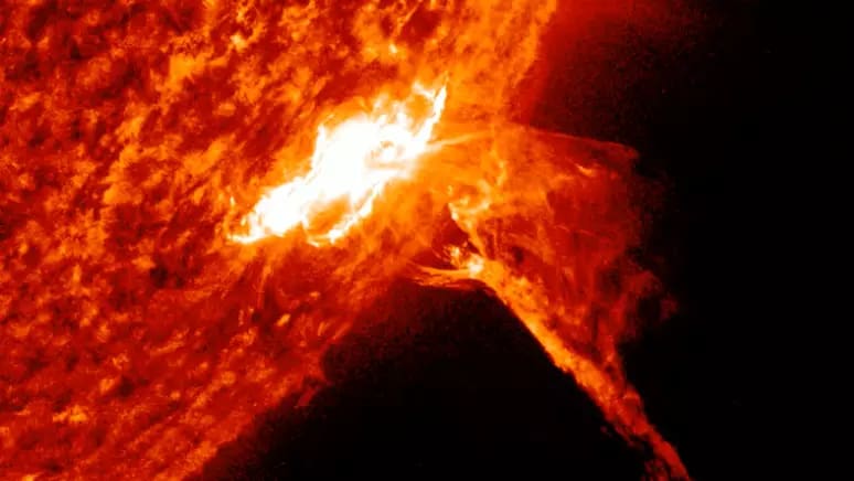 Explosão de mancha solar foi captada pela Administração Nacional Oceânica e Atmosférica (NOAA)