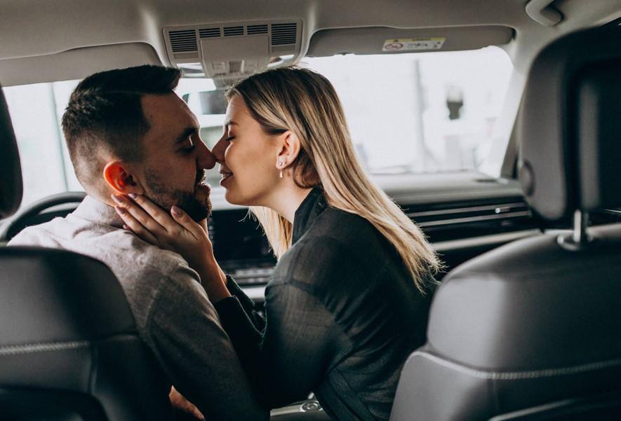 Casal dentro do carro beijando EUA carro autônomo