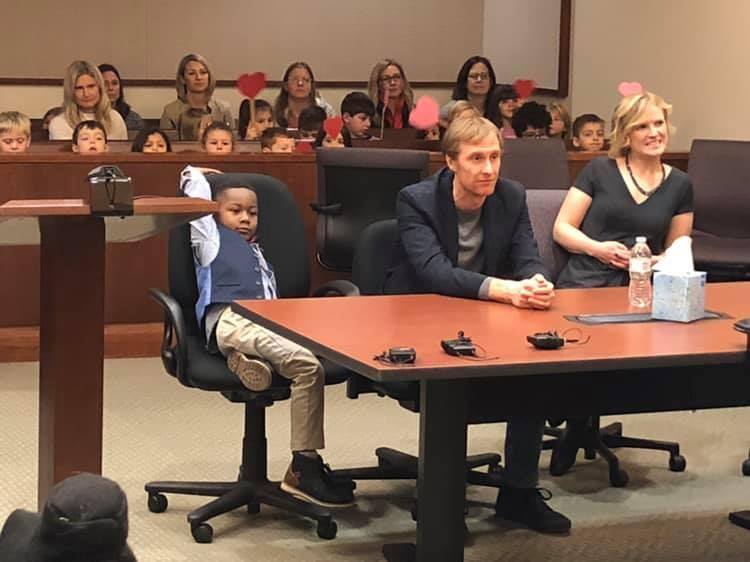 Michael, de cinco anos, trouxe todos os colegas de escola para presenciar sua adoção