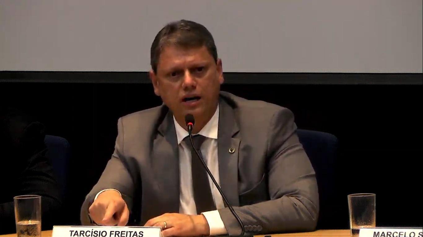 O ministro da Infraestrutura, Tarcísio de Freitas, discursa em evento de assinatura de contratos no ministério