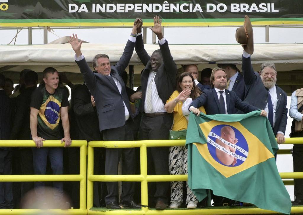 Jair Bolsonaro e candidatos a aliados em cima de carro de som durante comemorações do 7 de Setembro