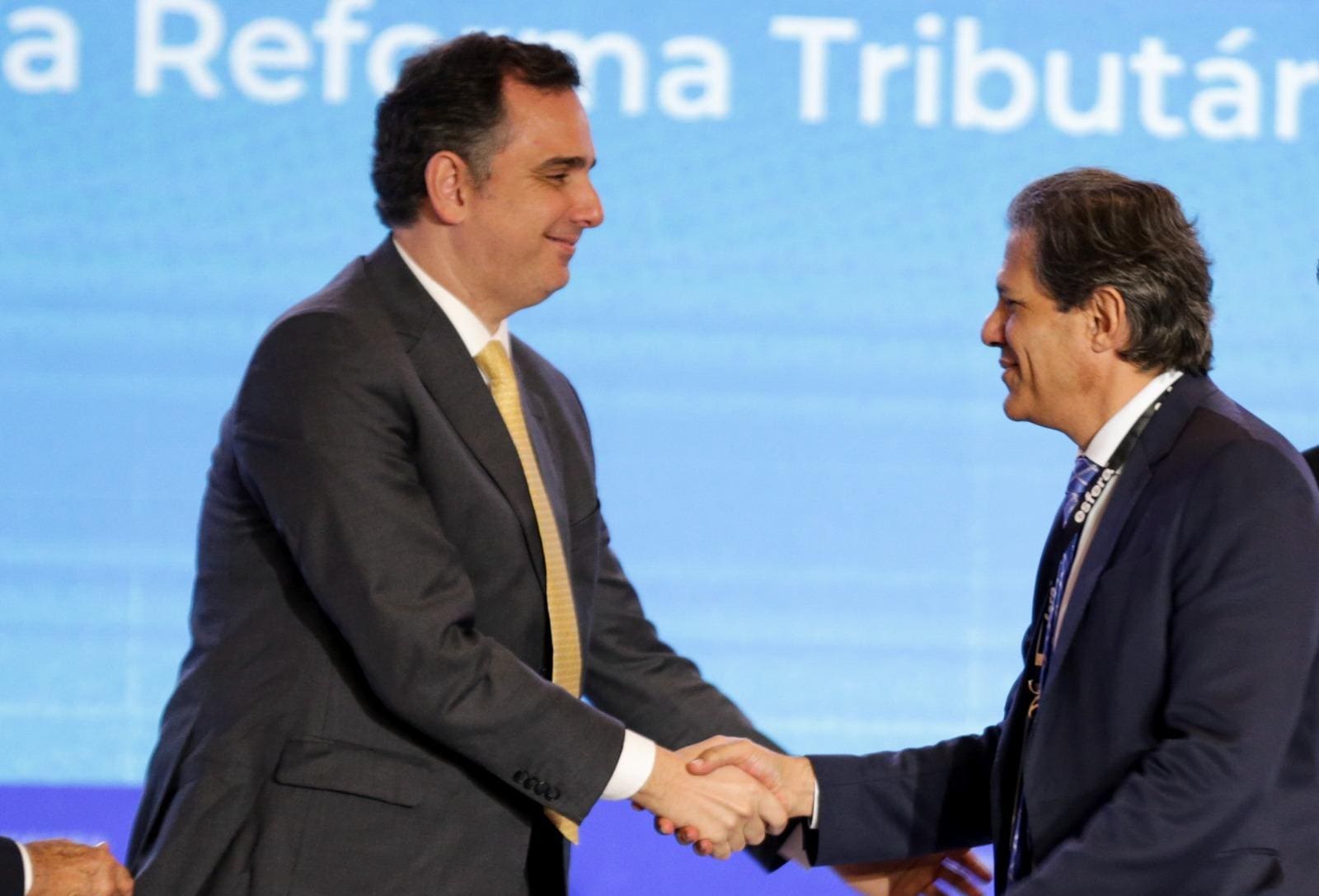 O Presidente do Senado, Rodrigo Pacheco, e o ministro da Fazenda, Fernando Haddad, durante encontro