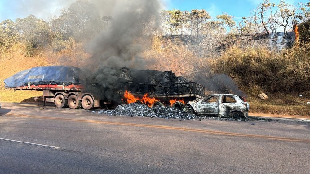 Veículo de passeio teve perda total após o incêndio