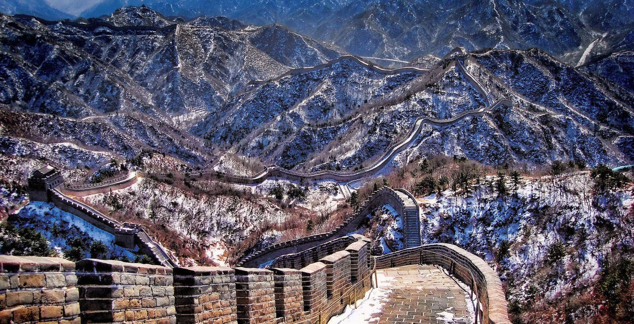 Características. A Grande Muralha da China não é contínua, e sim constituída de um conglomerado de porções construídas em diferentes períodos, desde o século III a.C; estima-se que tenha 21 mil km