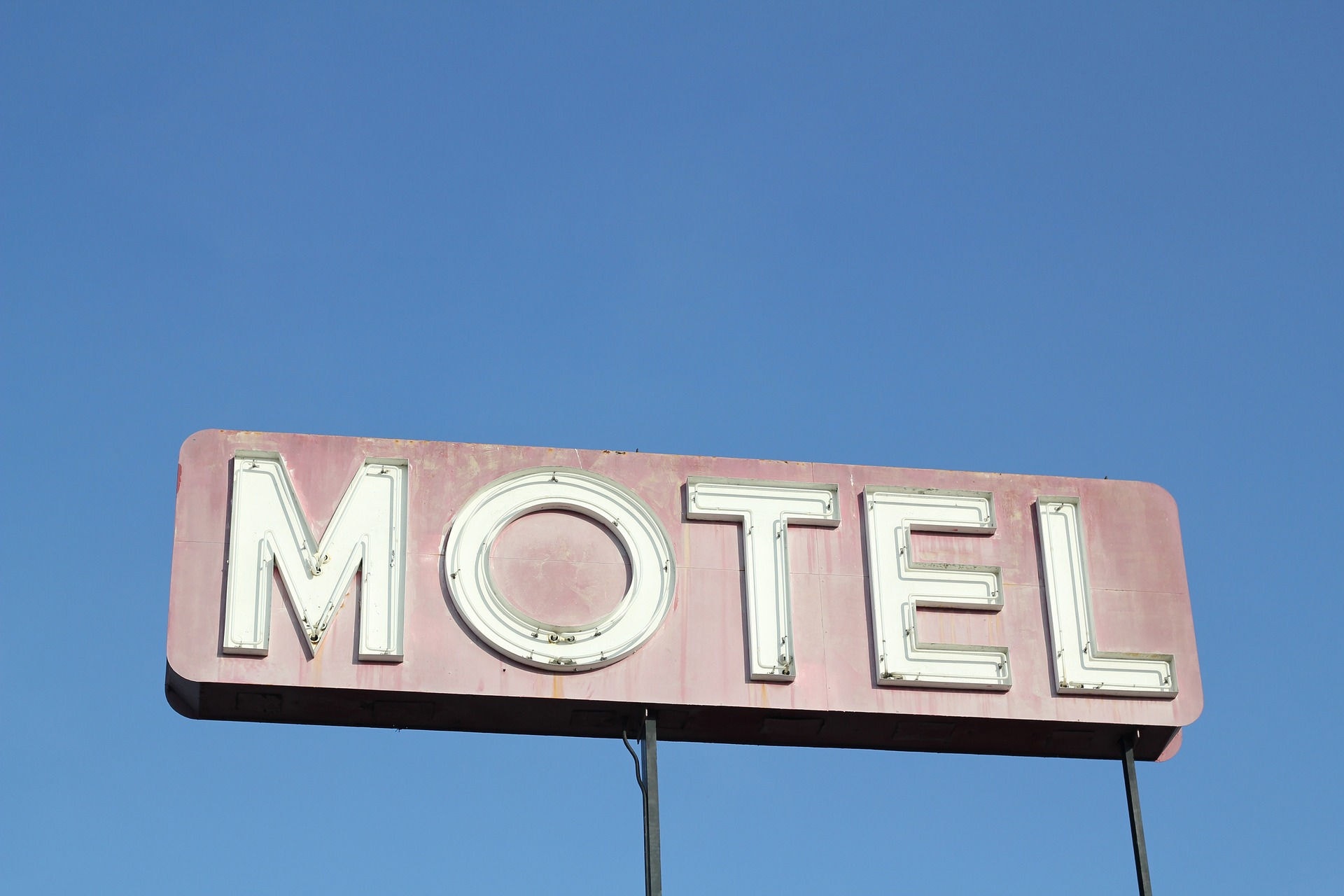 Dona de motel também foi presa por favorecer prostituição