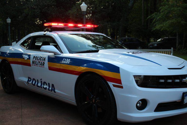 Camaro foi apreendido durante operação do tráfico de drogas e virou viatura