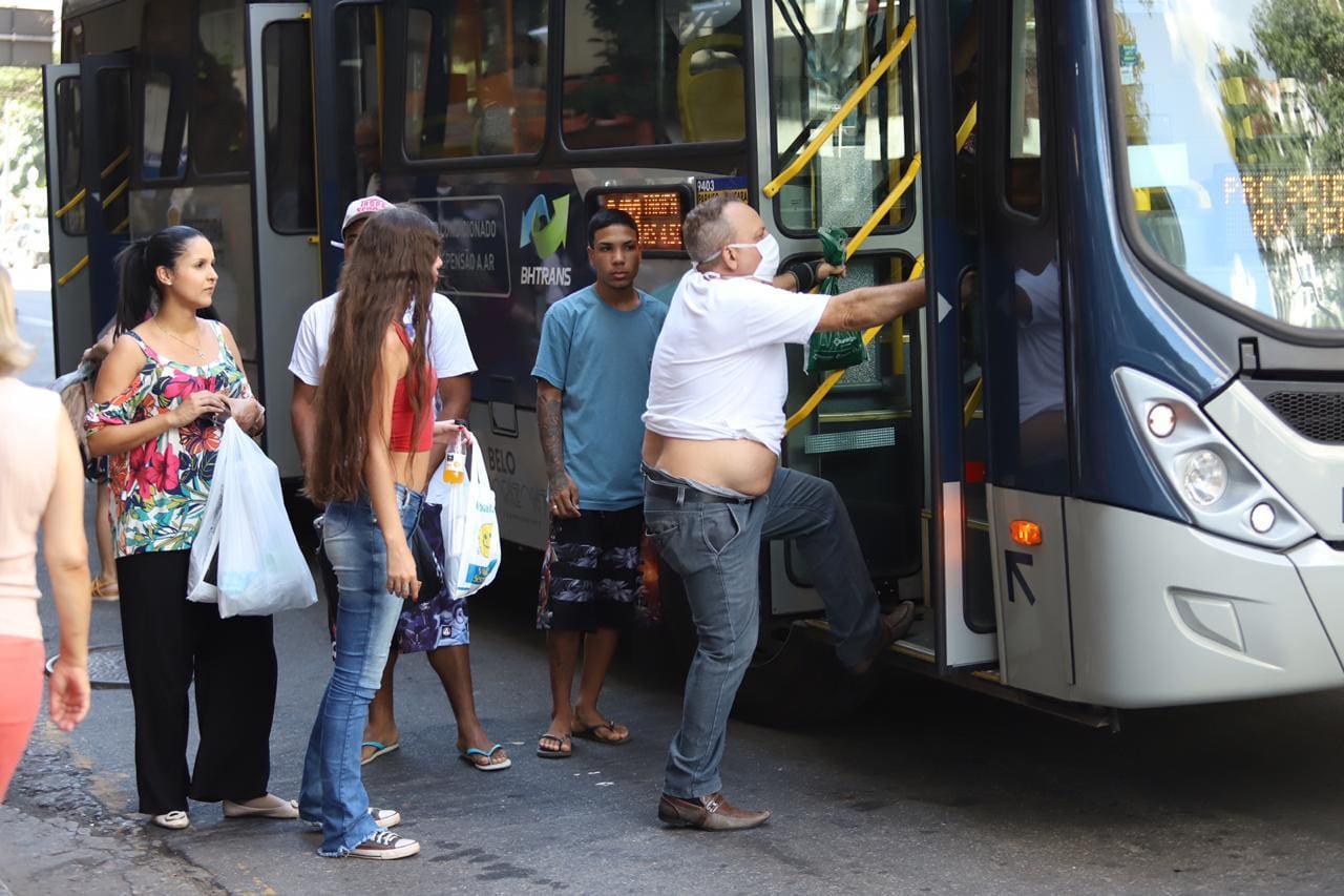 Ideal é usar álcool em gel nas mãos ao se deslocar de transporte coletivo