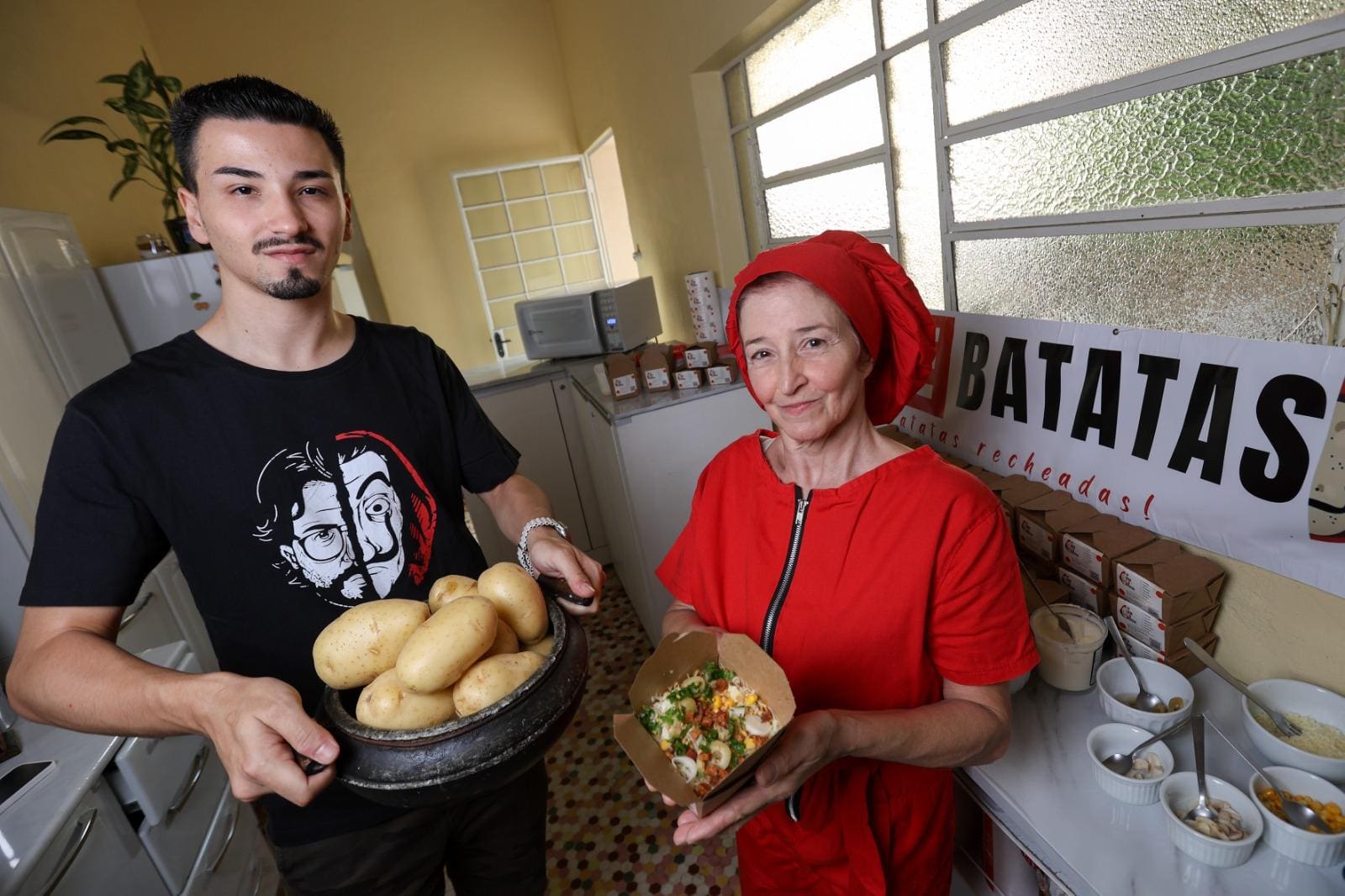 Nicholas Henrique Mendes e a mãe, responsável pelos pratos do La Casa de Batatas