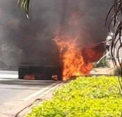 Condutor teria pulado do veículo antes que as chamas se intensificassem