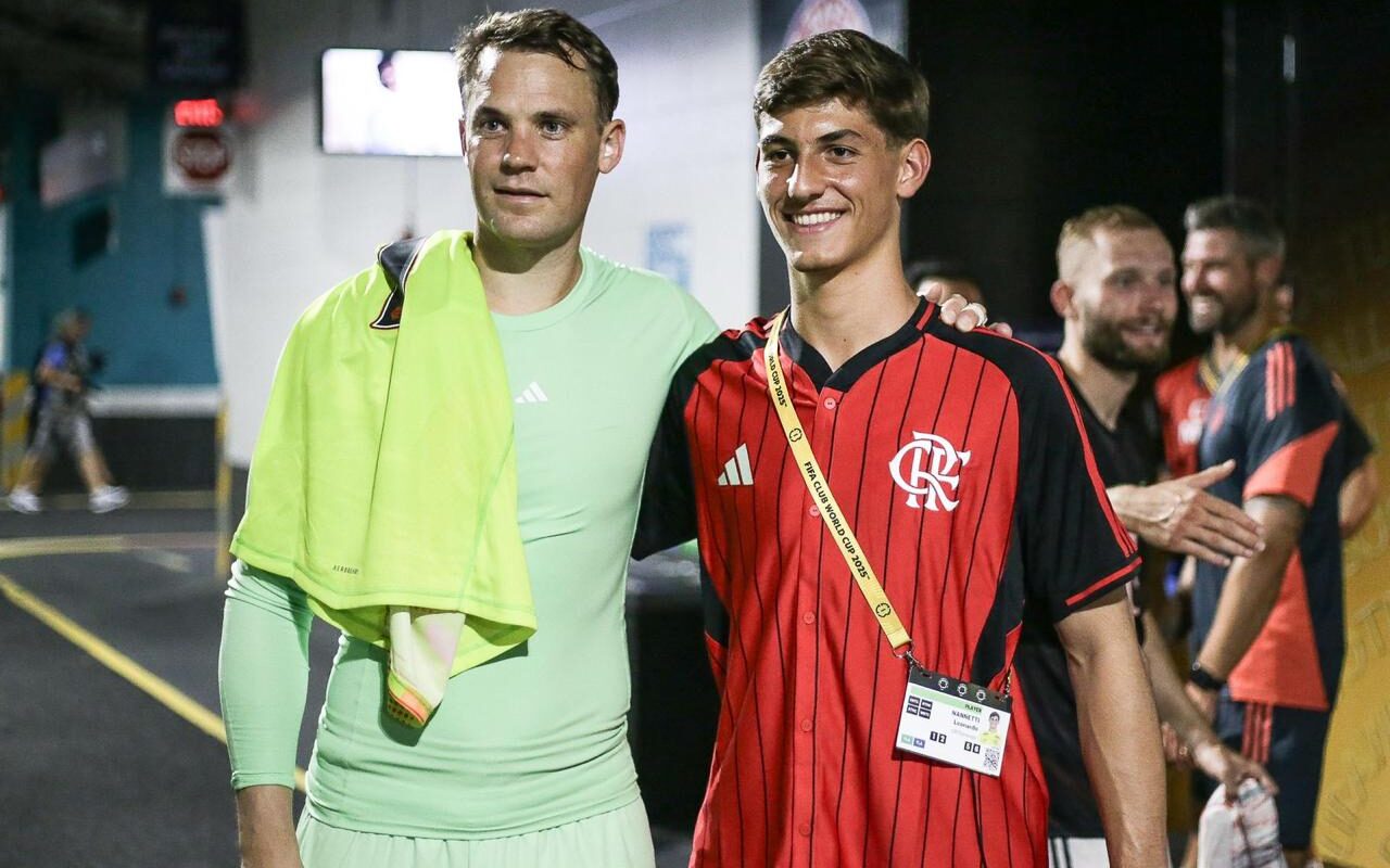 Leonardo Nannetti com Manuel Neuer após duelo entre Flamengo e Bayern de Munique pelo Mundial de Clubes (Foto: Arquivo Pessoal)