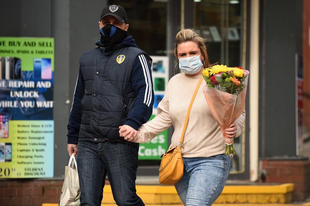 Casal caminha pelas ruas de Leeds, no Reino Unido