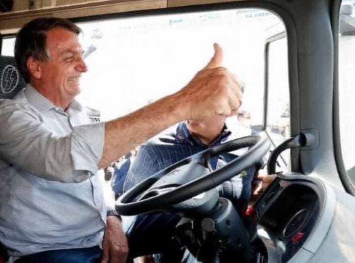 Jair Bolsonaro sancionou projeto que beneficia caminhoneiros