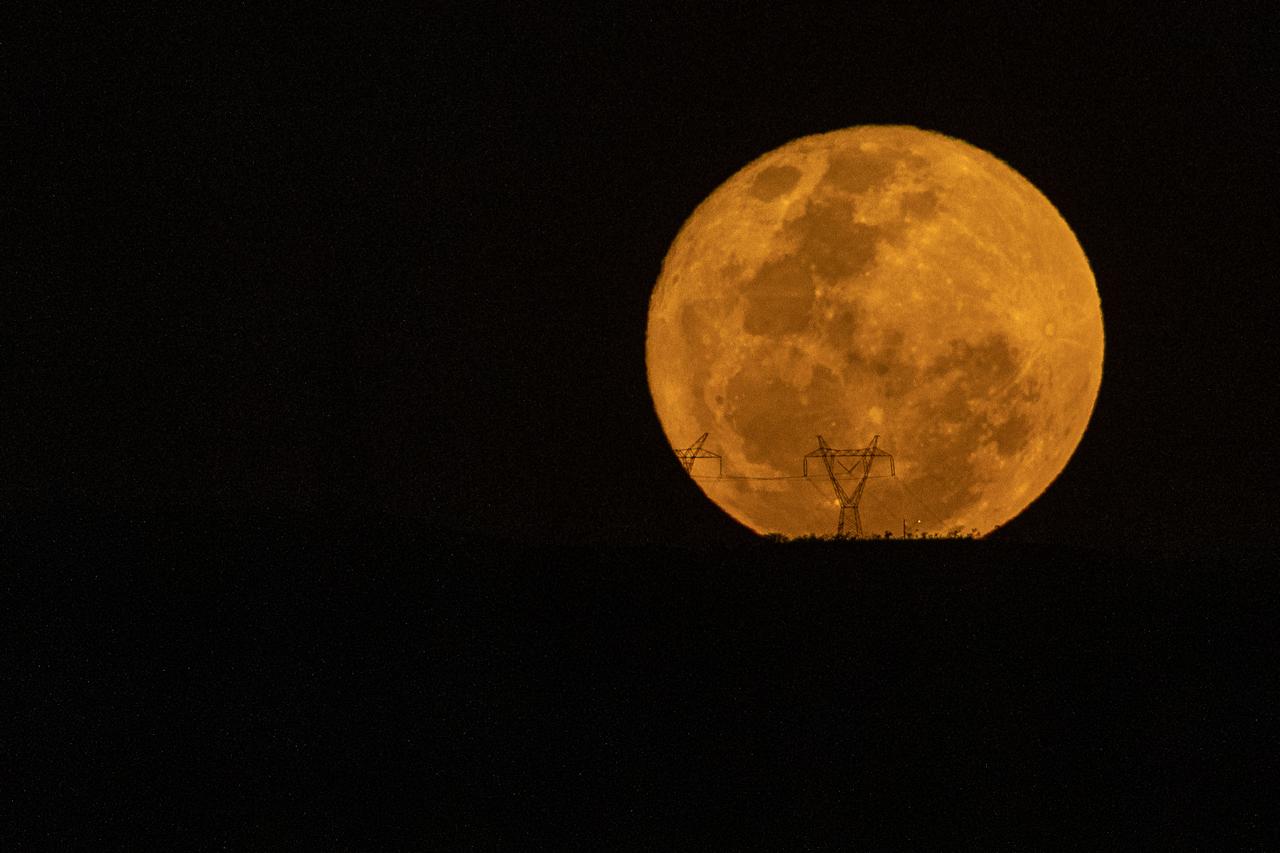 Lua azul ocorre quando a lua cheia aparece duas vezes no mesmo mês ou quatro vezes na mesma estação do ano