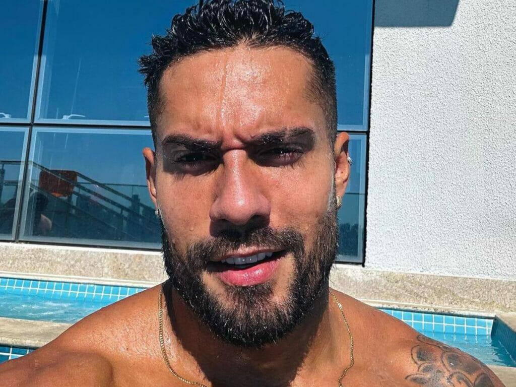 Bil Araújo surge sem camisa e abdômen trincado chama atenção