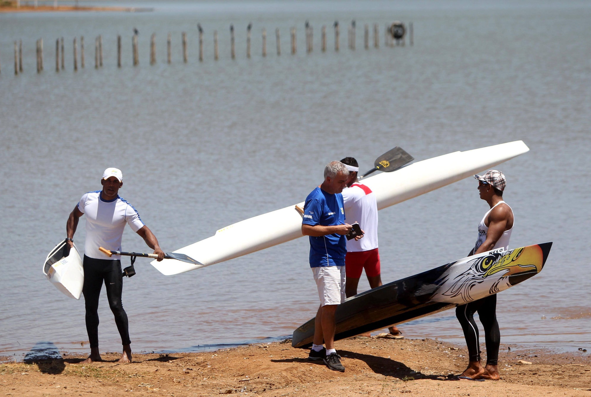 Esportes - Treino da equipe brasileira de canoagem em Lagoa Santa MG. Na foto: Ronilson Oliveira ( Short Vermelho ), Erlon Santos ( Detalhe Azul na Camisa ) e Isaquias Queiroz ( Camiseta ), e o Tecnico Jesus Morlan . Foto: Alex de Jesus/O Tempo 09/10/2014