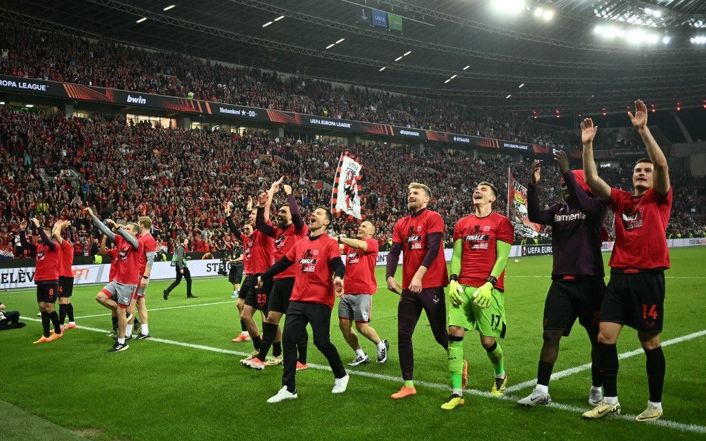 Bayer Leverkusen's Spanish head coach Xabi Alonso celebrates with the players after the UEFA Europa League semi final second leg football match between Bayer Leverkusen and ASC Roma in Leverkusen, on May 9, 2024. (Photo by INA FASSBENDER / AFP)