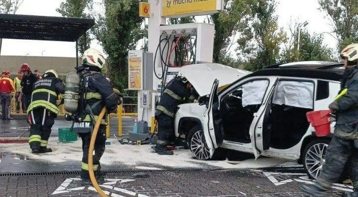 O carro do jogador Tiago Palacios atingiu uma bomba em um posto de gasolina na Argentina