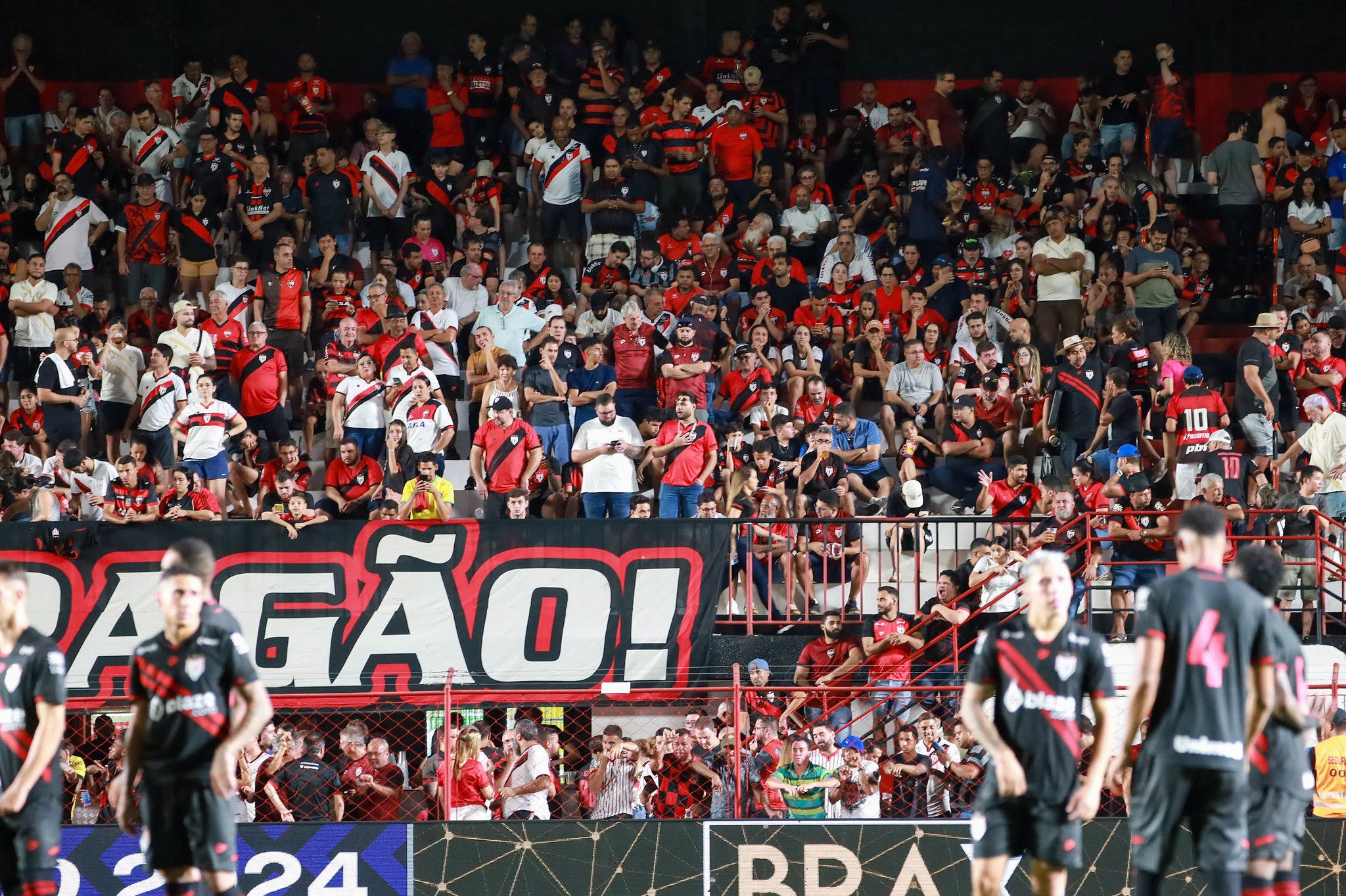 Torcida do Atlético-GO no estádio Antônio Accioly, em Goiânia