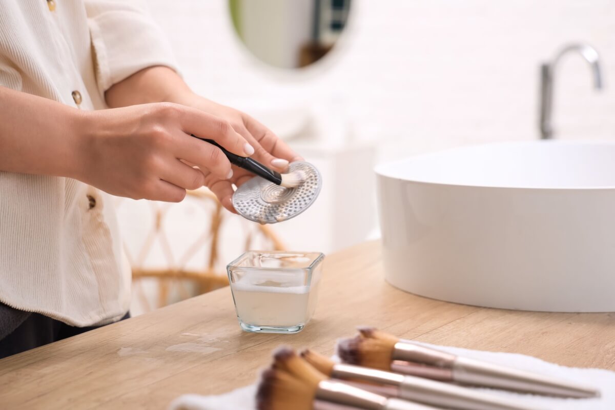 O cuidado com a limpeza dos produtos de maquiagem deve fazer parte da rotina