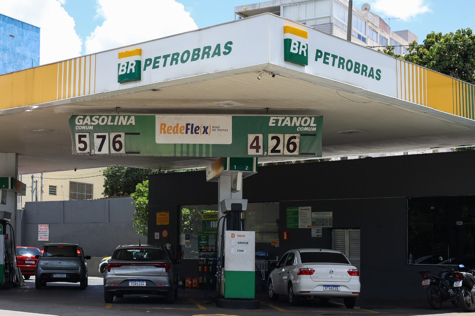 Posto de combustíveis na avenida Tereza Cristina, bairro Padre Eustáquio
