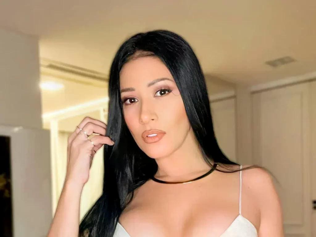 Com look transparente, Simaria sensualiza na web: “Poderosa”