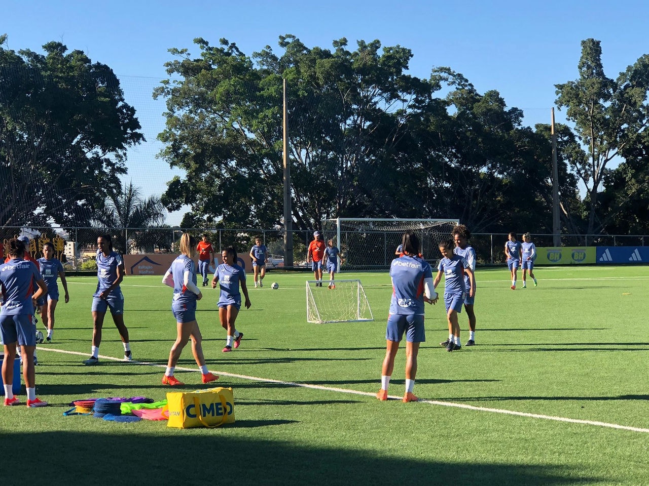 Equipe feminina do Cruzeiro treina na Toca de olho no Grêmio