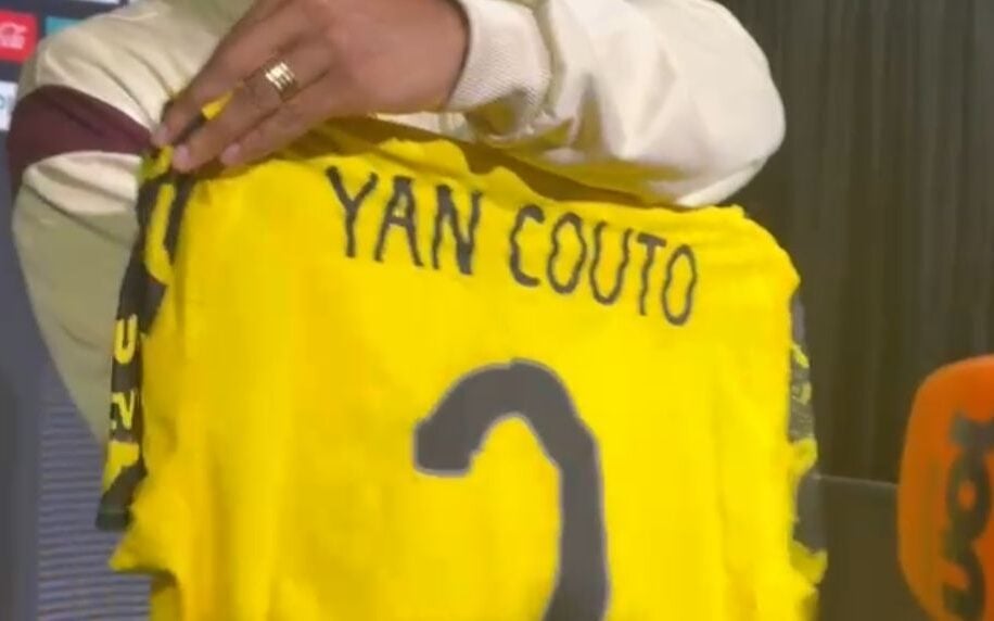Yan Couto deu sua camisa para Samuel Xavier (Foto: Sharon Prais/ Lance!)