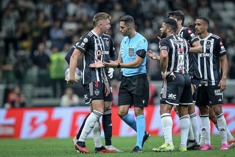 A expulsão do atacante Hulk no jogo contra o Palmeiras, pelo Brasileiro, segue repercutindo 