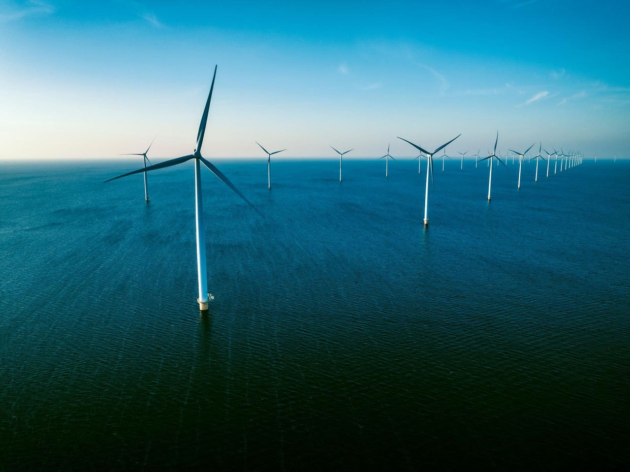 Imagem ilustrativa de pás de energia eólica em alto mar: Brasil tem vários pedidos de licenciamento ambiental para implantação de energia eólica na costa