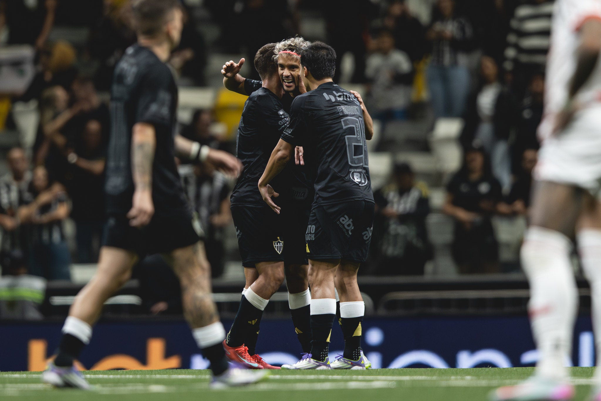 Jogadores celebram vitória na Arena MRV