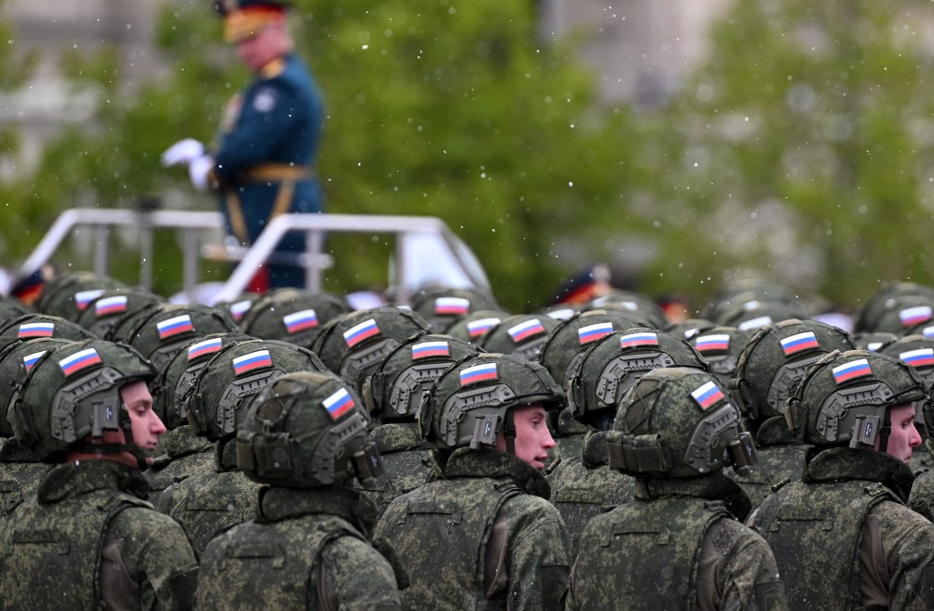 Militares russos marcham em evento realizado em Moscou, nesta quinta-feira (9)