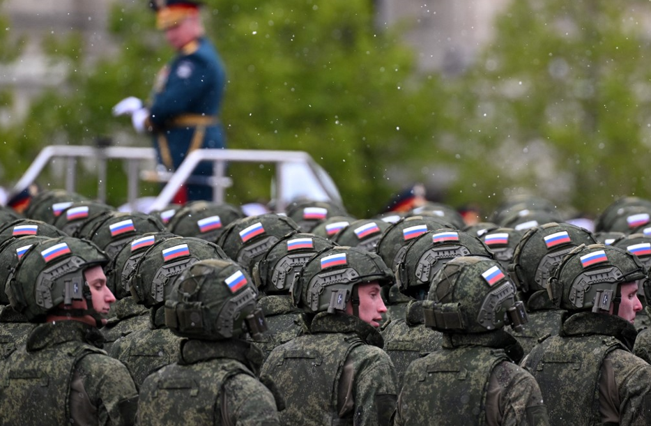 Militares russos preparam-se para desfile em Moscou