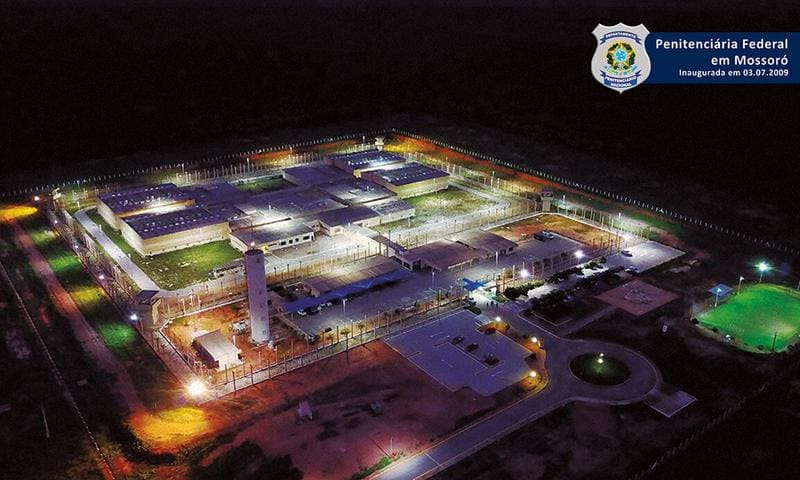 As fugas, fato inédito em presídios federais, ocorreram na passagem de terça (13) para quarta-feira (14)