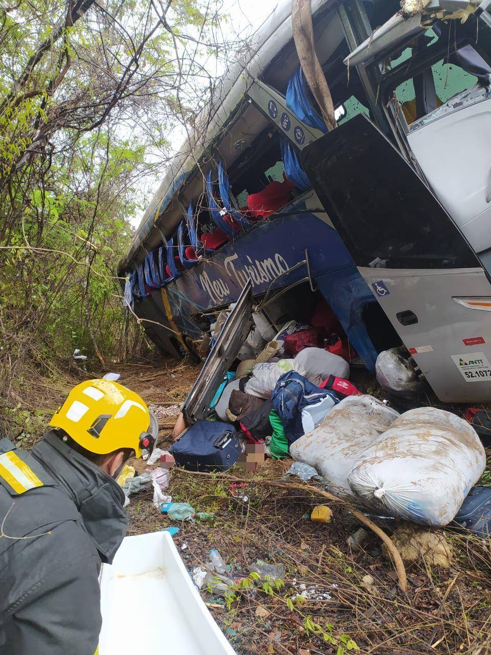 Ônibus caiu às margens da rodovia