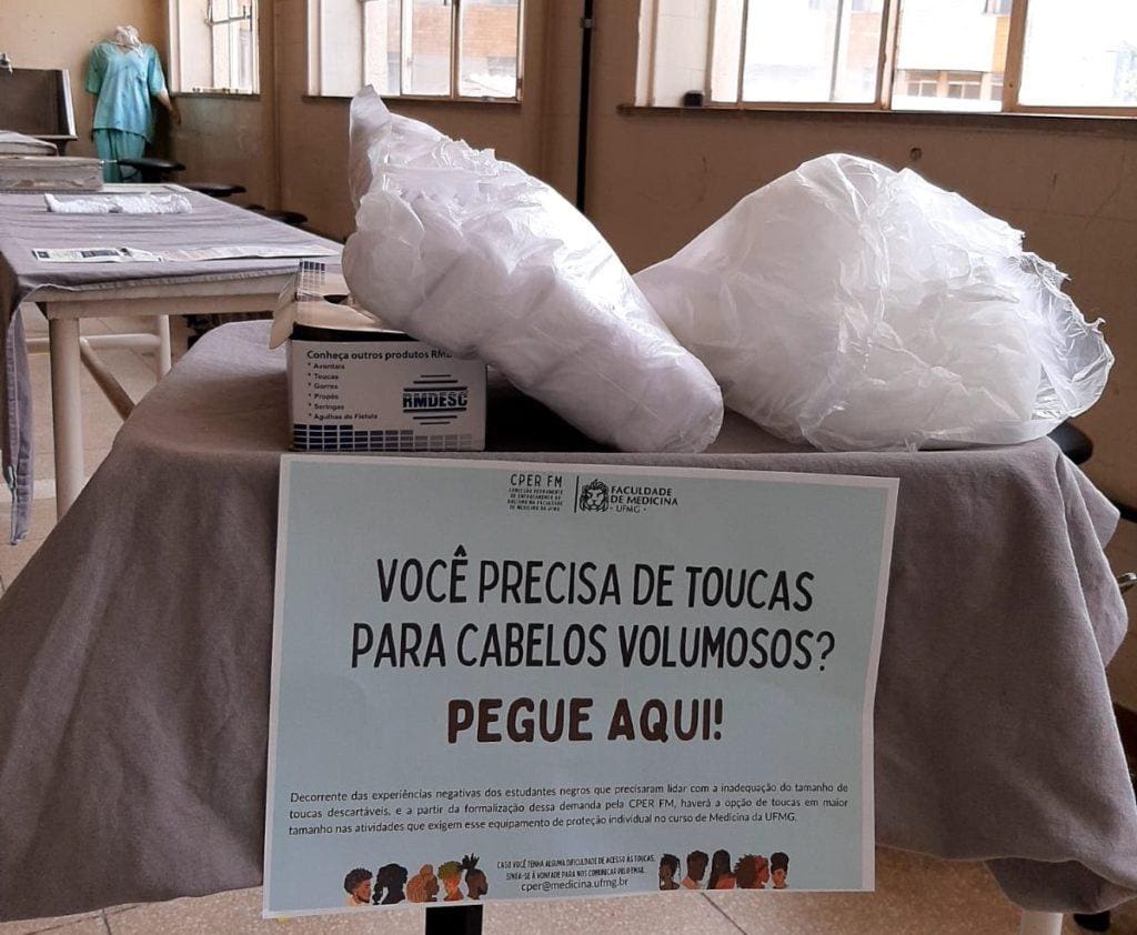 Contra racismo, Medicina da UFMG oferece toucas para cabelo volumoso
