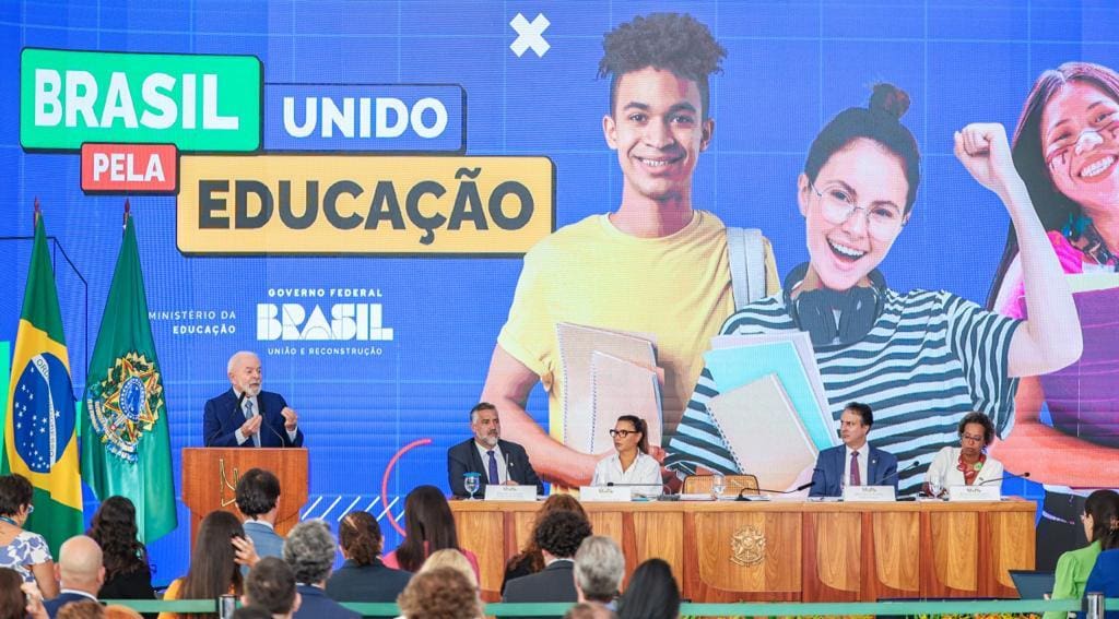 Presidente Lula discursa no Palácio do Planalto após regulamentar a lei do programa "Bolsa Pé de Meia"