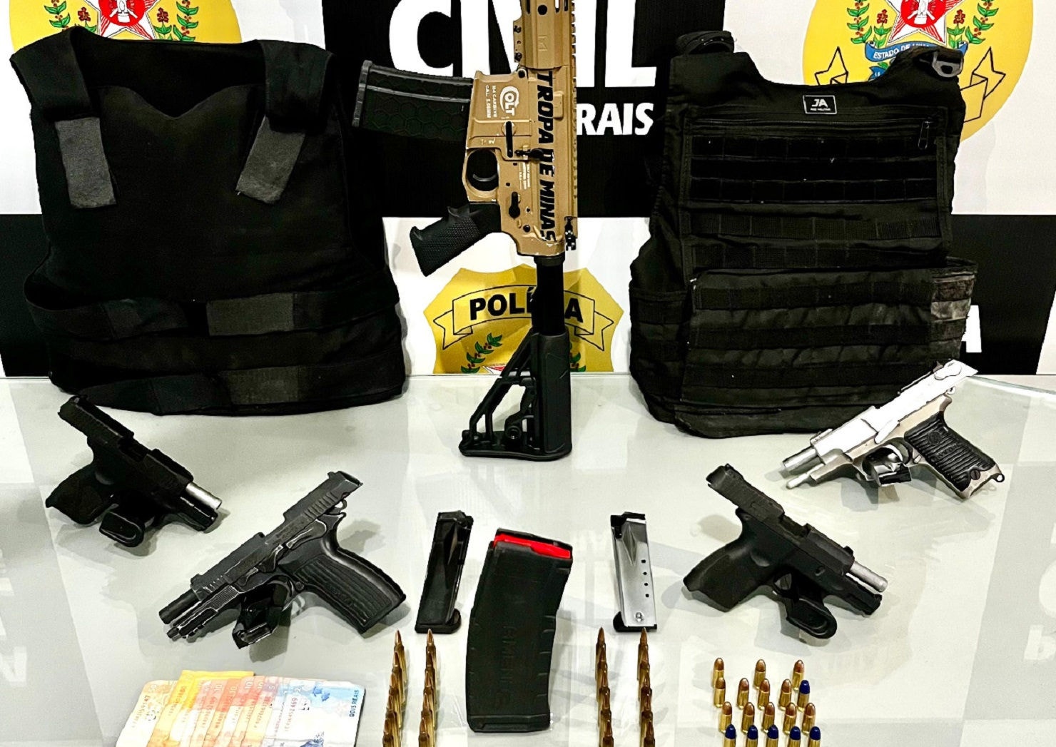 Fuzil, coletes à prova de balas e pistolas foram apreendidas com suspeitos