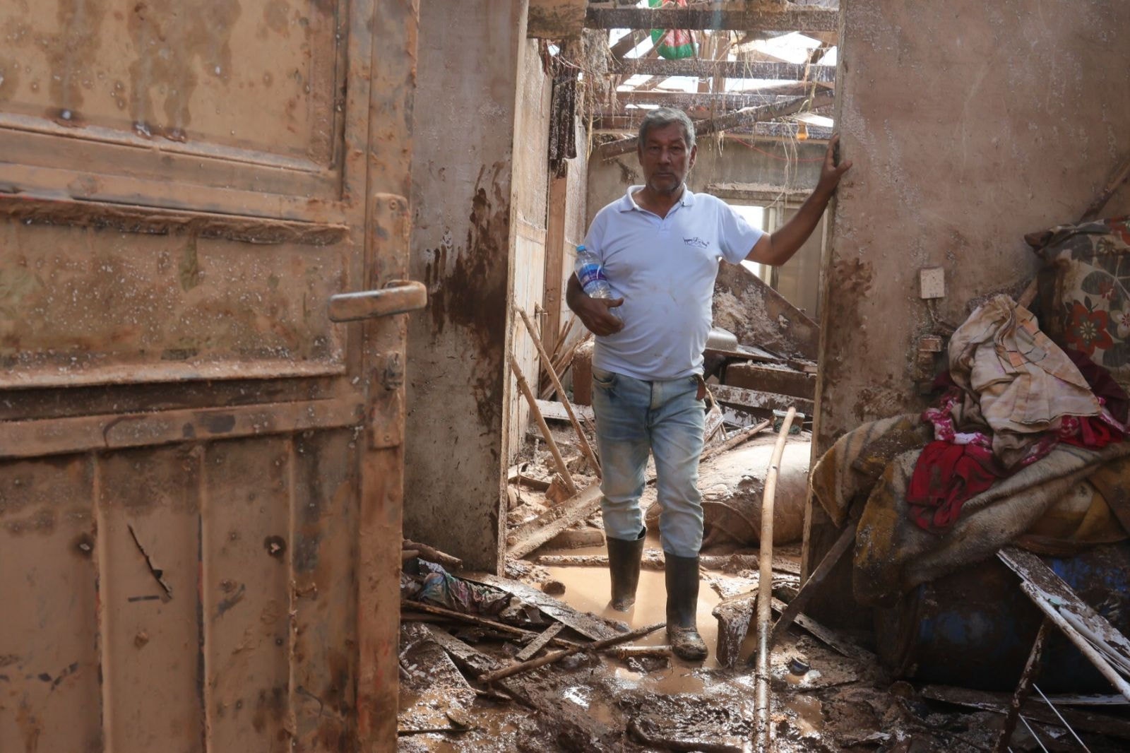 O metalúrgico Sebastião de Freitas em frente ao que sobrou da passagem da enchente em sua casa, em Estrela (RS)