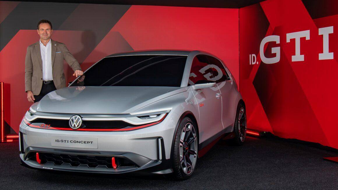 Thomas Schäfer, CEO da Volkswagen, com o ID GTI Concept, na Alemanha