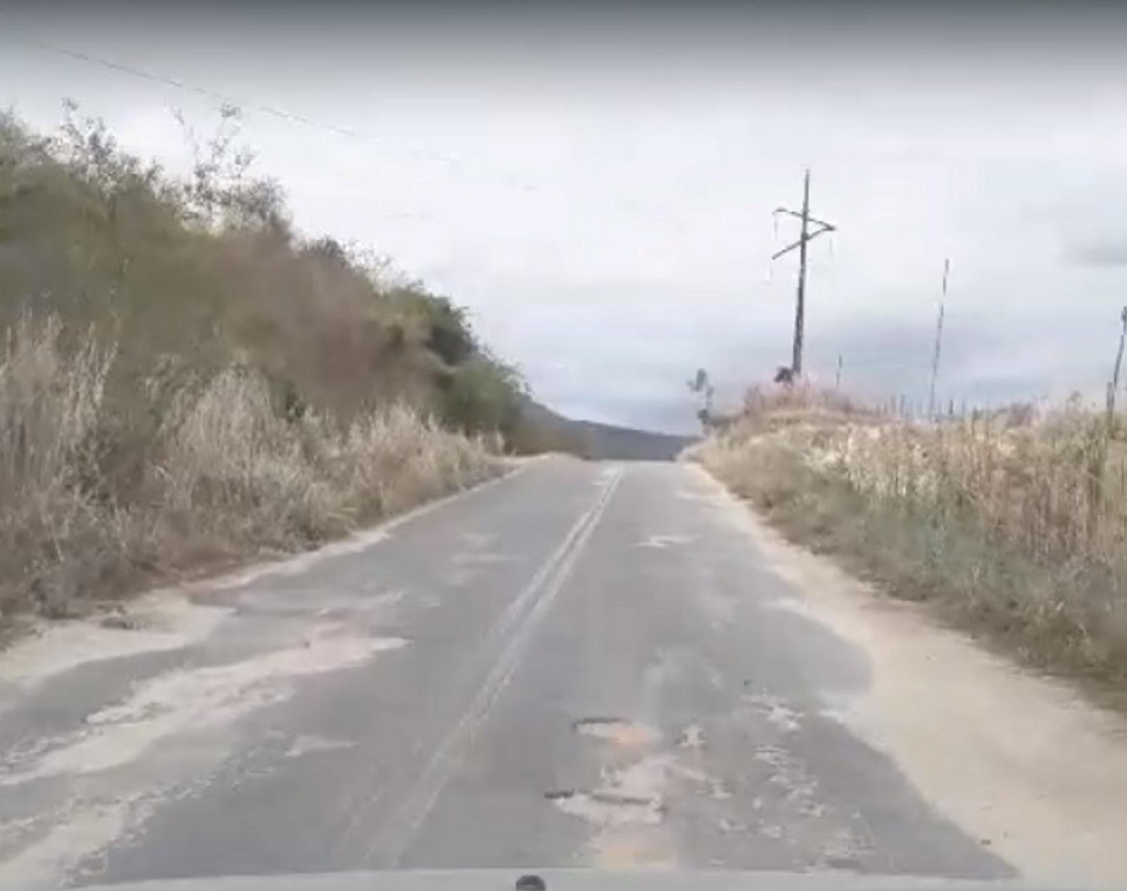Enquanto governo faz propaganda de obras, usuários da estrada que liga Almenara a Jordânia dizem que a via ‘nunca viu asfalto’
