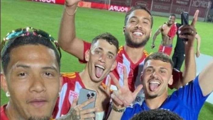 Emprestado pelo Cruzeiro, atacante Stênio celebrou o acesso do AVS à elite do futebol português 