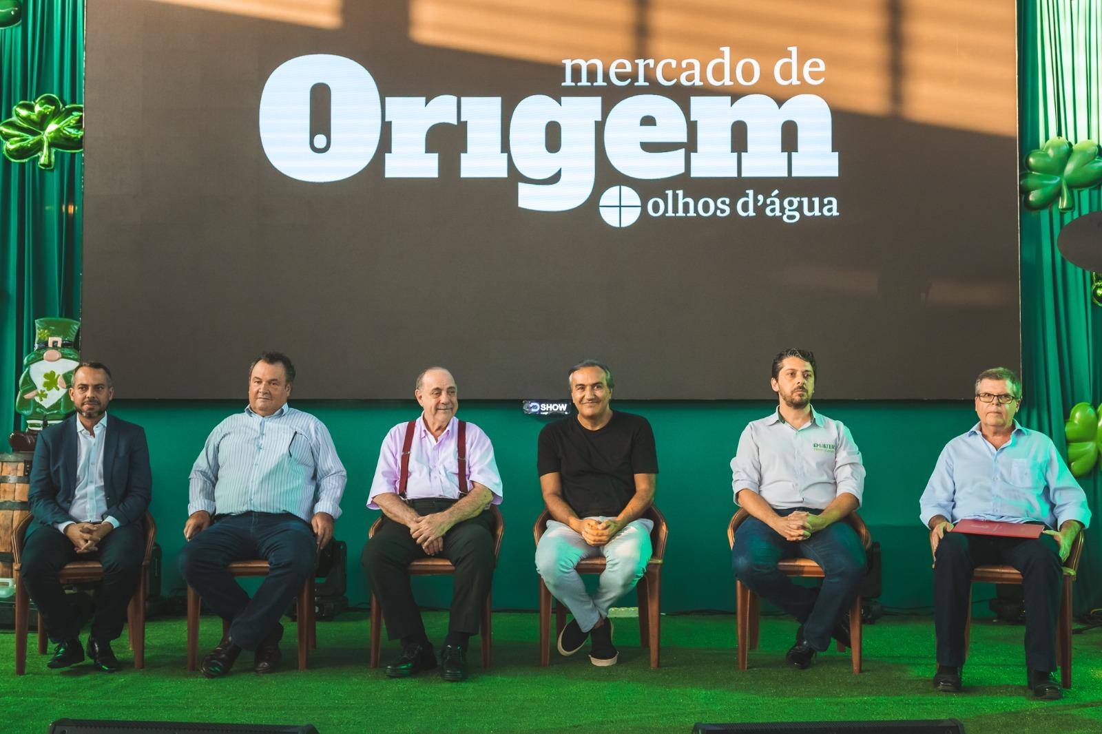 Na abertura do Mercado de Origem, Bernard Martins, Presidente Fundação Doimo; Thales Almeida Pereira Fernandes, Secretário de Estado de Agricultura, Pecuária e Abastecimento; Fuad Noman, Prefeito de Belo Horizonte; Elias Tergilene, Diretor presidente do Mercado de Origem; Otávio Maia, Diretor presidente da Empresa de Assistência Técnica e Extensão Rural do Estado de Minas Gerais (Emater); e Carlos Vilhena, Diretor do Museu das Reduções.