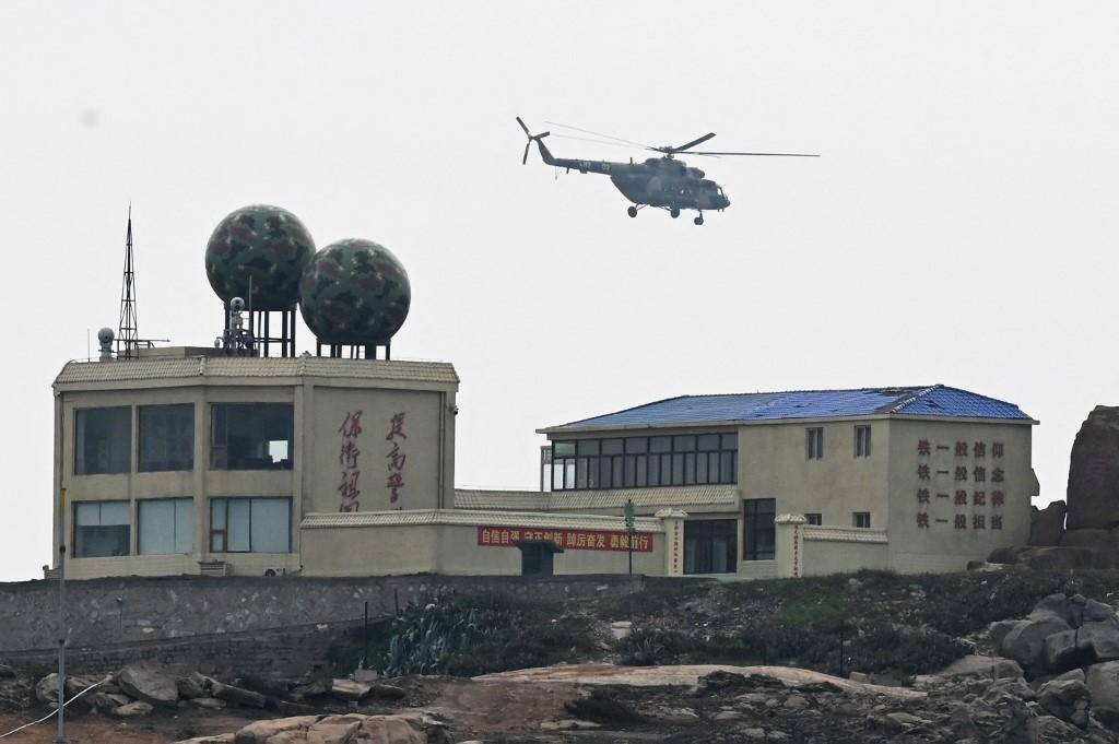 Helicóptero chinês durante exercício militar na ilha de Pingtan