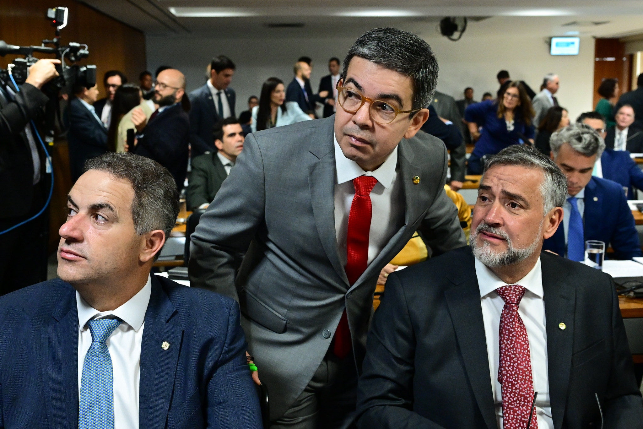 Primeira sessão da CPMI do INSS: na foto, o deputado Ricardo Maia (MDB-BA); o líder do governo no Congresso Nacional, senador Randolfe Rodrigues (PT-AP); e o deputado Paulo Pimenta (PT-RS)