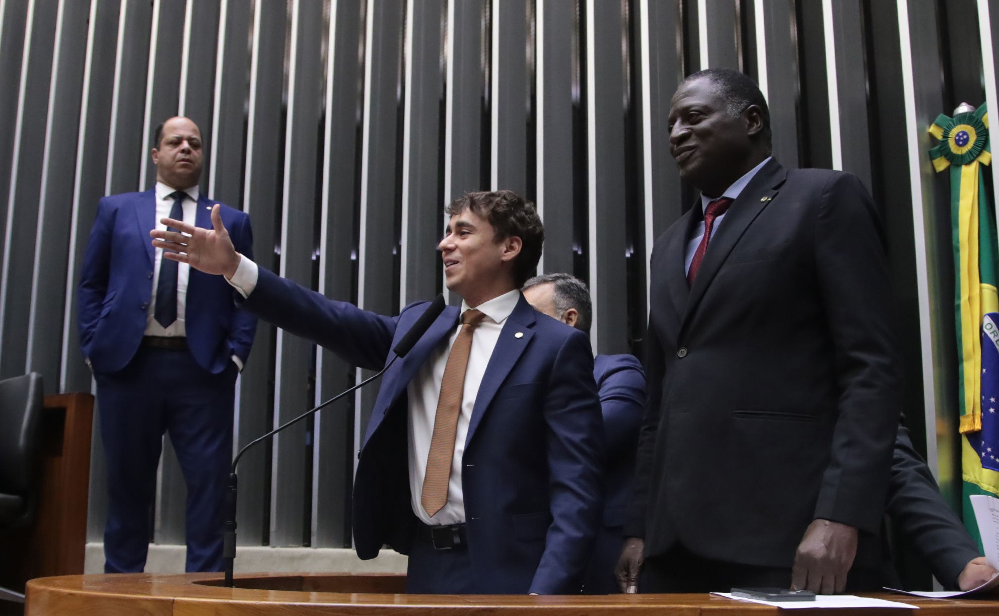 Nikolas Ferreira (PL)  e André Janones (Avante) discutem durante discurso na tribuna da Câmara dos Deputados