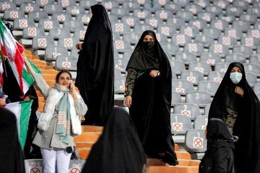 No Irã, mulheres usam véus islâmicos