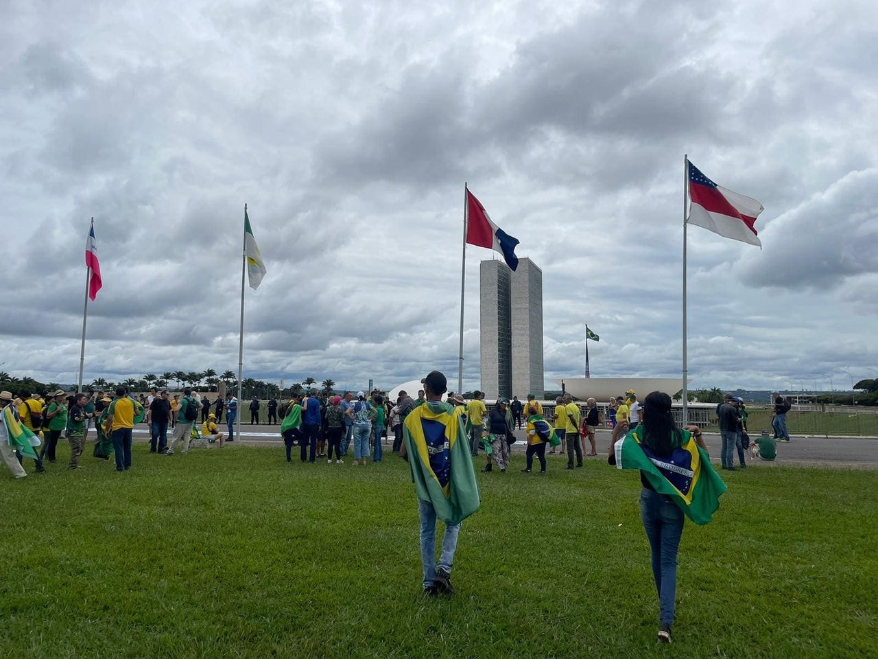 Apoiadores de Jair Bolsonaro se manifestam em Brasilia neste domingo (8)