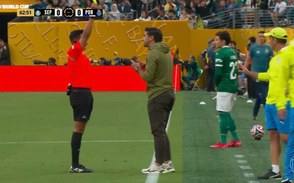 Abel Ferreira recebe cartão amarelo em Palmeiras x Porto, pela estreia no Mundial de Clubes (Foto: Reprodução)