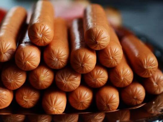 Salsicha é uma emulsão composta por subprodutos de animal com temperos e aditivos químicos